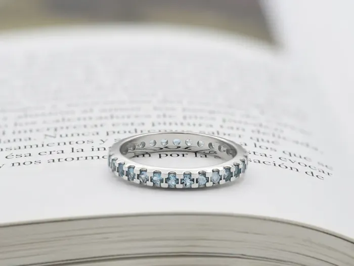 Anillo Eternity de Oro Blanco y Topacios Azules