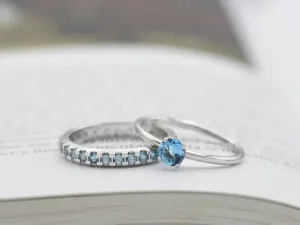 Anillo Eternity de Oro Blanco y Topacios Azules