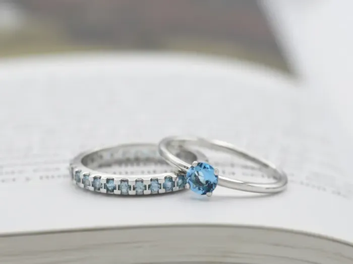 Anillo de Oro Blanco con Topacio Swiss