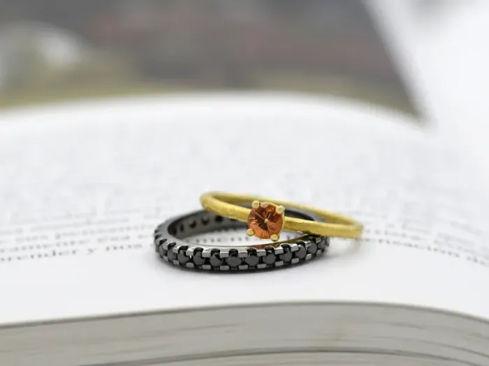 Anillo de Oro Amarillo con Zafiro Naranja