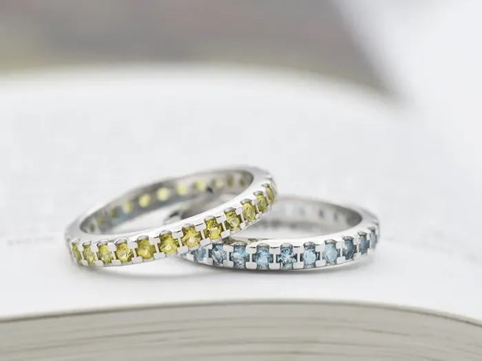 Anel Eternity de Ouro Branco con Zafiros Amarelos
