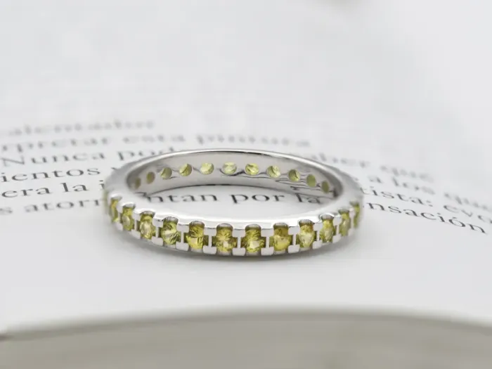 Anillo Eternity de Oro Blanco y Zafiros Amarillos