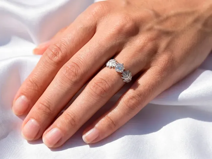 Anel Follas de Roble con Diamante