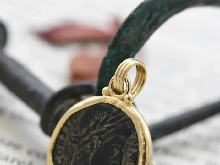 Colgante de Oro con Moneda Romana