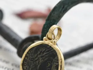 Colgante de Oro con Moneda Romana