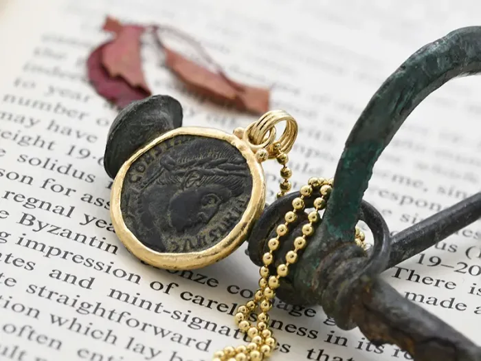 Colgante de Oro con Moneda Romana