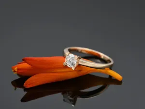 Anillo Solitario de Oro Rosa con Diamante 0,50 qt