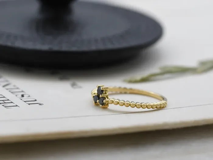 Anillo de Oro con Diamantes Negros