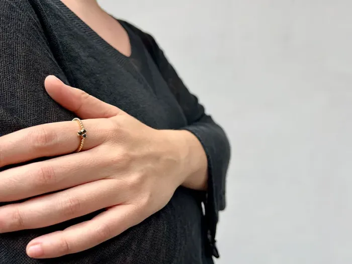Anillo de Oro con Diamantes Negros