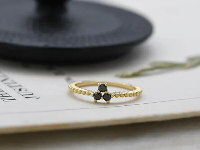 Anel de Ouro con Diamantes Negros