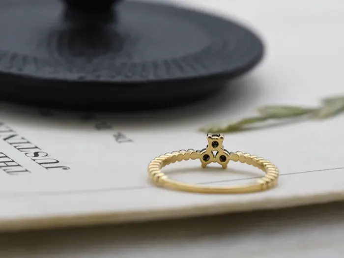 Anillo de Oro con Diamantes Negros