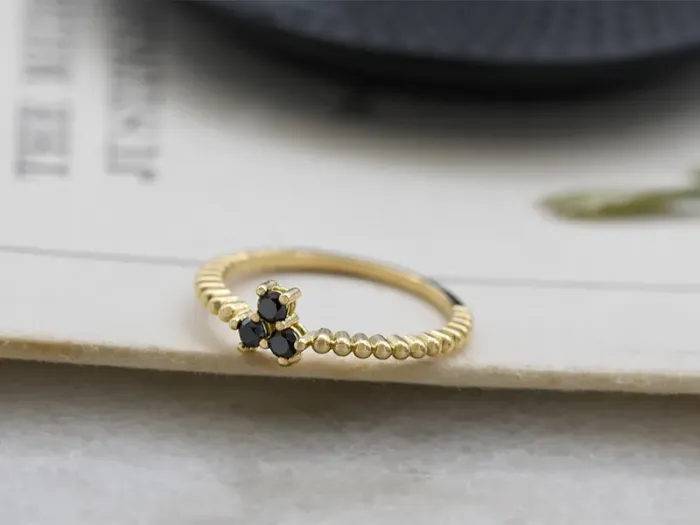 Anillo de Oro con Diamantes Negros