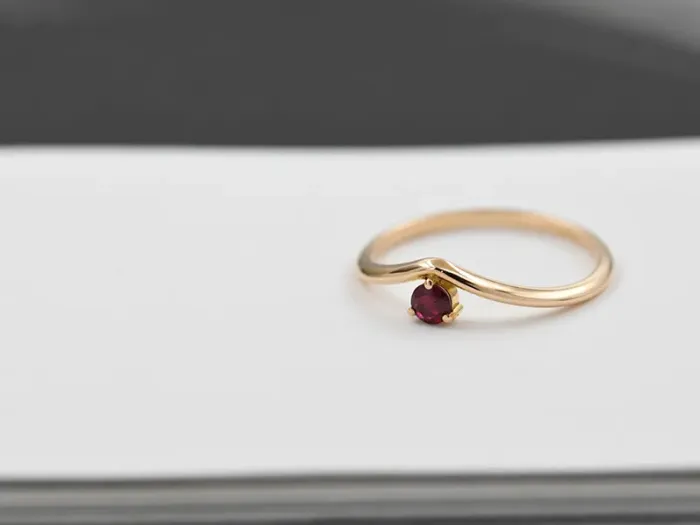 Anillo Onda de Oro Rosa y Rubí