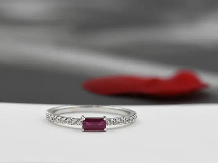 Anel de Ouro Branco con Diamantes e  Rubí
