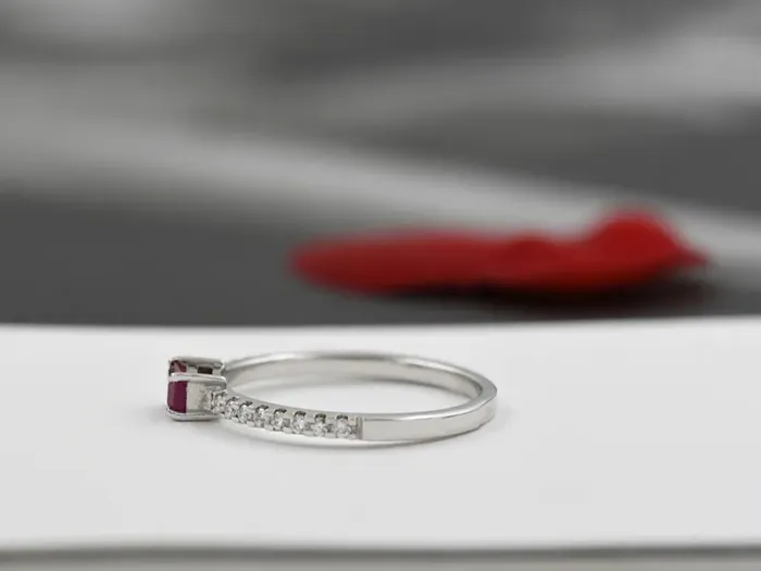 Anel de Ouro Branco con Diamantes e  Rubí
