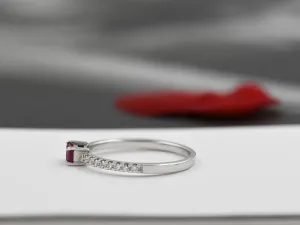Anel de Ouro Branco con Diamantes e  Rubí