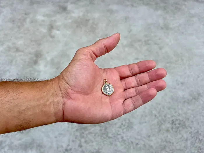 Colgante de Oro con Moneda Romana