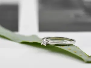 Anel Solitario de Ouro Branco con Brillante