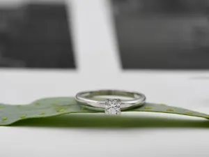 Anel Solitario de Ouro Branco con Brillante