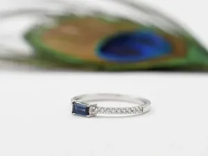Anillo de Oro Blanco con Diamantes y Zafiro Baguette