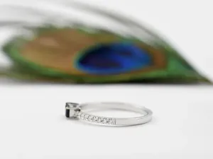 Anillo de Oro Blanco con Diamantes y Zafiro Baguette