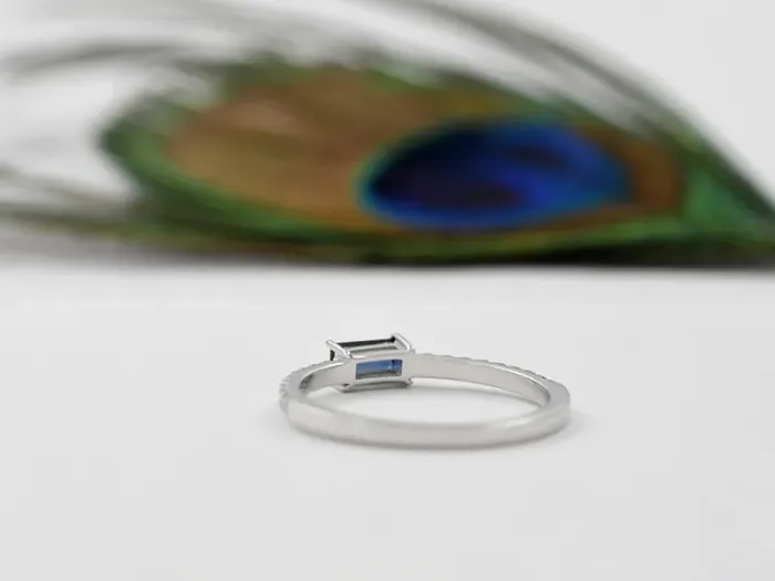 Anillo de Oro Blanco con Diamantes y Zafiro Baguette