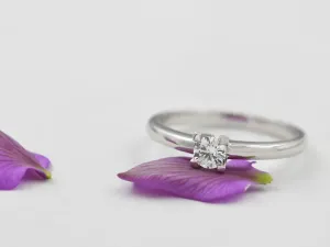 Anillo Solitario de Oro Blanco con Diamante de 0,30 qt