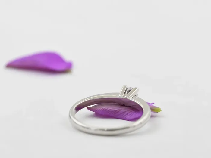 Anel Solitario de Ouro Branco con Diamante