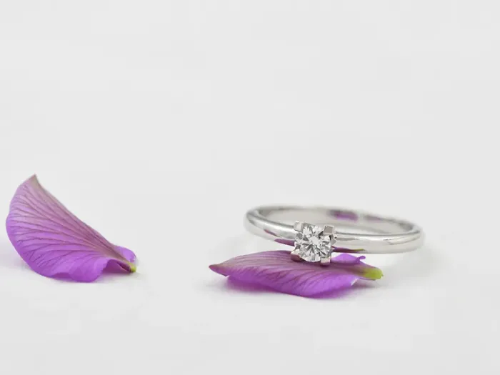 Anillo Solitario de Oro Blanco con Diamante de 0,30 qt