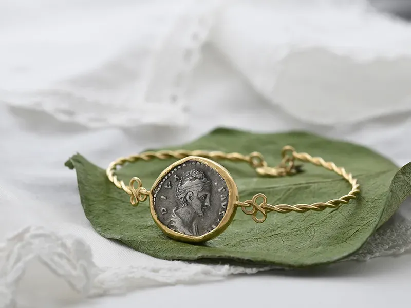Pulsera de Oro con Moneda Romana