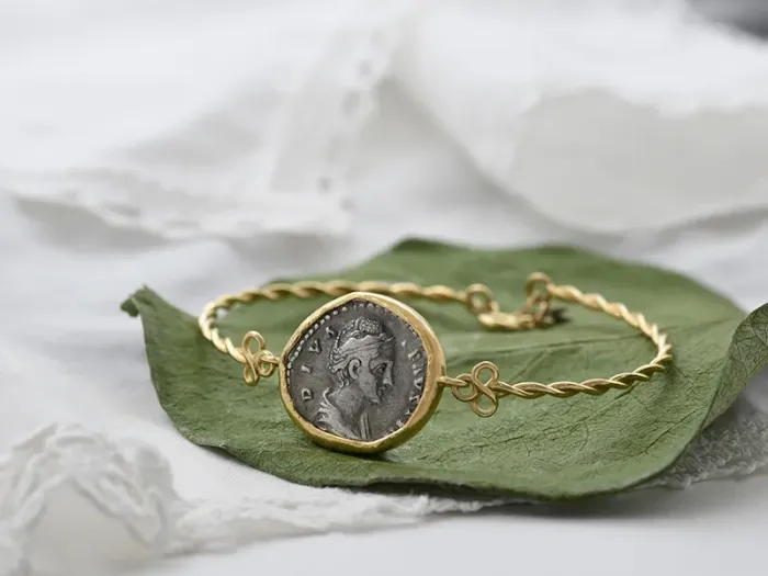 Pulsera de Oro con Moneda Romana